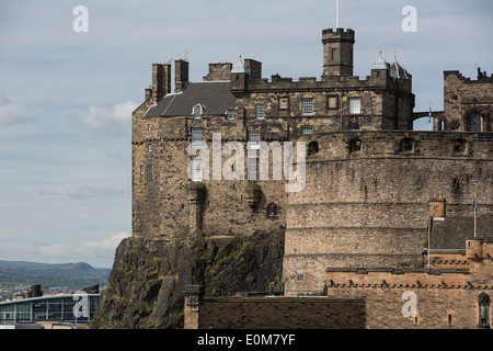 Viste di Edimburgo e lo skyline visto dalla parte superiore della Camera Obscura edificio su High Street (Royal Mile), a Edimburgo, Scozia Foto Stock