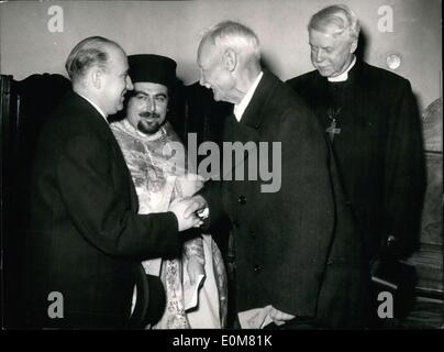 Dic. 06, 1953 - Questa foto è stata scattata in occasione del centoventicinquesimo anniversario della consegna della Salvatorkirche ai Greci a Monaco di Baviera. Nella foto da sinistra a destra: il Vescovo Meiser, Principe Ereditario Rupprecht di Baviera, Archimandrita Mathodjos Fugias, il greco e il console generale Nikolaus Combus da Francoforte. Foto Stock