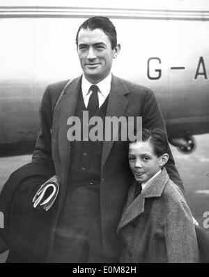 Attore Gregory Peck che arrivano a Londra con suo figlio Gionathan Foto Stock