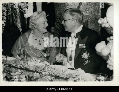 Il 12 Dic. 1953 - Lady Churchill e Re Gustavo a cena in seguito Premio Nobel presentazione : la foto mostra il re Gustav Adolph - con la signora Churchill - che hanno frequentato la cena presso il Municipio di Stoccolma - che ha seguito la presentazione dei premi Nobel dal re. Signora Churchill ha ricevuto il premio di letteratura a nome del marito di Sir Winston Churchill. Foto Stock