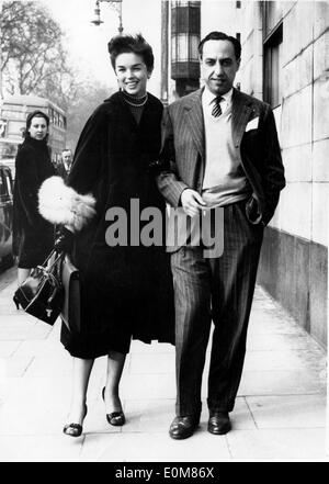 L'attrice Dawn Addams camminando con il principe Vittorio Massimo Foto Stock