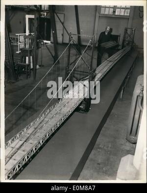 Il 12 Dic. 1953 - gigantesco Ponte sul Severn: il più grande ponte in Europa il terzo più grande al mondo è quello di essere costruita attraverso Foto Stock