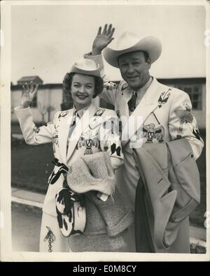 Febbraio 02, 1954 - ''Re dei Cowboys'' e ''Regina dell'Ovest"' arrivano a Londra: Roy Rogers noto come ''Re dei cowboys'' - e sua moglie Dale Evans - che è stato chiamato ''Regina dell'Ovest" arrivati all'Aeroporto di Londra questa mattina - per una varietà tour che inizia a Glasgow nel febbraio 15th. Mostra fotografica di Roy Rogers e sua moglie Dale Evans - al loro arrivo - completa nel loro 'Wild West' vestiti - all'Aeroporto di Londra di questa mattina. Foto Stock