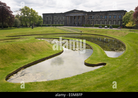 Scottish Galleria Nazionale di Arte Moderna, con Charles Jencks 'rilievi' giardini di scultura, a Edimburgo, Scozia Foto Stock