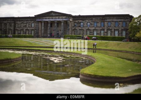 Scottish Galleria Nazionale di Arte Moderna, con Charles Jencks 'rilievi' giardini di scultura, a Edimburgo, Scozia Foto Stock