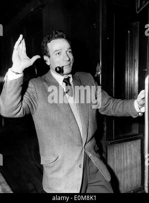 Attore Dane Clark presso la stazione di Waterloo Foto Stock