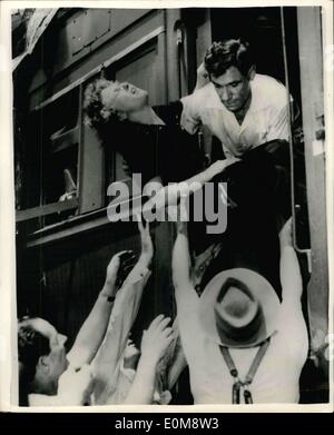 Dic. 28, 1953 - Treno prenatalizio Disaster di Sydney - Australia una donna è salvato: Tre donna sono stati uccisi e più di 200 feriti - alcuni seriamente - in quello che è stato descritto come il peggior incidente del New South Wales Railway - quando due treni elettrici si sono scontrate poco dopo la metà della giornata di sabato 19th- Dicembre a Sydenham, sobborgo di Sydney, Australia. Un'indagine sulle cause del disastro è di procedere. La foto mostra il contorto con dolore - questa donna passeggero è abbassata nelle braccia dei soccorritori dopo l uomo aveva salvato la sua da uno dei scatafascio carrello. Foto Stock