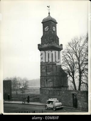 Gen 01, 1954 - Gelignite utilizzato per la distruzione di antichi Steeple In Hamilton - Scozia: circa mille persone, compresi molti scolari guardato la distruzione della Old Tolbooth Steeple, Muir Street, Hamilton, Scozia, recentemente - con l'aiuto di gelignite oneri. La guglia campanello aveva faticato per le ore per 312 anni - ma le fondamenta del campanile sono stati mangiati lontano ed è insidiata vicino ad un sistema di alloggiamento. Mostra fotografica di:- Vista del campanile come preparazioni sono realizzati per disattivare la gelignite oneri - di portarlo giù - di Hamilton in Scozia. Foto Stock