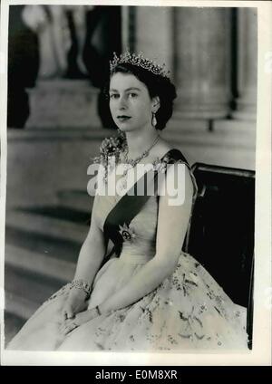 Gen 01, 1954 - Nuovo comando reale Ritratto di H.M. La regina Elisabetta II a Buckingham Palace.: H.M. La Regina ha posato per questo nuovo ritratto su piccola scala del grande entrata a Buckingham Palace. Indossa un giallo tulle abito da sera decorata con spruzzi di mimosa e oro paillette ricamo - e il nastro blu e Stella della Giarrettiera. La sua collana è un regalo di nozze dal Nizam di Hyderabad- La Tiara è un regalo di nozze da Queen Mary. La spilla di prua - orecchini a pendente braccialetto e platino orologio da polso sono impostati in diamanti. Foto dal barone. Foto Stock