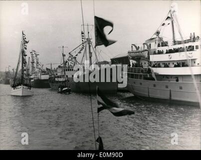 Febbraio 02, 1954 - Francese Cod flotta peschereccia off a Terranova: i pescatori della nave con tutte le bandiere fuori durante la cerimonia annuale di benedizione della pesca del merluzzo bianco le navi prima di salpare per Newfounland. La foto è stata scattata in Saint Malo Porto. Foto Stock