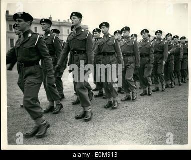 Febbraio 02, 1954 - sovrano's Parade a RMA Sandhurst. il sovrano's Parade all'accademia militare reale Sandhurst, è stata presa da un maresciallo di campo conte Alexander di Tunisi, Ministro della difesa, oggi. La foto mostra il Duca di Kent, chi è nell'Anzio azienda in Sandhurst, visto marciare con la società a Sandhurst oggi. Egli può essere visto nel centro. Foto Stock