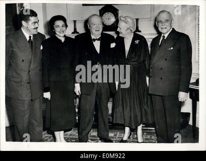 Febbraio 06, 1954 - Premier canadese al sacco con Sir Winston Churchill: Primo Ministro britannico Sir Winston Churchill con i suoi ospiti, il primo ministro canadese Mr.Louis St. Laurent, e i membri della sua famiglia al n. 10 Downing Street, Londra oggi. (Da sinistra a destra): Mr.Jean Paul St.Laurent, figlio del premier canadese; la sig.ra Hugh O'Donnell, figlia del sig. Louis St. Laurent; Sir Winston Churchill; signora Churchill e signor:Louis St. Laurent. Il premier canadese è a Londra in un tour mondiale per incontrare leader nella ricerca di un approccio per la pace. Foto Stock