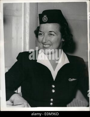 Apr. 04, 1954 - La coppia che ha aiutato la sig.ra Petrov. Russi concesso asilo in Australia.: tra il popolo l'atterraggio all'Aeroporto di Londra ieri erano Hostess Miss Joyce Bull e di aeromobili il capitano John Davys. Essi sono stati in una macchina che ha volato la sig.ra Petrov da Sydney a Darwin - quando la sig.ra Petrov - chi era essendo almpat forzatamente presi dall'Australia- a Mosca - ha chiesto di essere autorizzato a soggiornare in Australia - dopo che il suo marito era stato dato asilo politico. A seguito della concessione di asilo al giovane la Russia ha rotto le relazioni diplomatiche con l'Australia Foto Stock