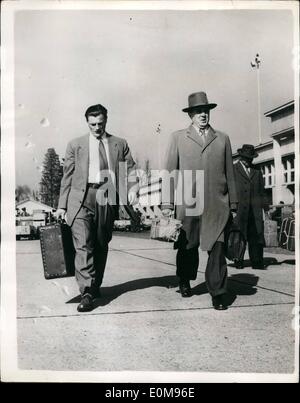 04 aprile 1954 - la signora Petrov Dcides a Stae in Australia Her ''Escort'' Flies Home: La signora Petrov, il cui marito diplomatico russo Foto Stock