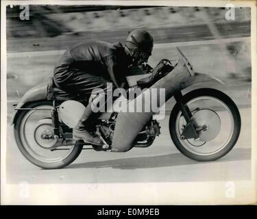 Mar 03, 1954 - Il pilota inglese provi nuovi italiano ciclo motore in pista monzese: Fergus Anderson il British Motor ciclisti era tra i tanti piloti che hanno partecipato agli eventi in Monza Racing via in Italia di recente. Il meting ha partecipato anche il glamour come Marta Toren attrice svedese che è stato dato il nome di ''l'occhio'' a Hollywood. Phot mostra Fergus Anderson utilizza tamponi mento come egli sgranocchia basso sopra il serbatoio del 350-c.c. Moto Guzzi macchina su cui ha viaggiato a 200 Km.ph. a Monza. Foto Stock