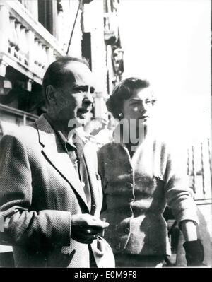 Mar 03, 1954 - Humphrey Bogart e sua moglie arrivano a Venezia: mostra fotografica di Humphrey Bogart e sua moglie Lauren Bacall - il popolare American schermo stelle visto il loro arrivo a Venezia per un ''pochi giorni di vacanza' Foto Stock