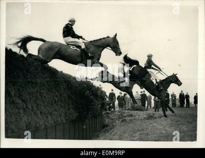 Mar 03, 1954 - ''Royal Tan'' vince il Grand National da un collo, tenendo Bechers brook - Secondo round: ''Royal Tan'' cavalcato da Brian Marshall ha vinto il Grand National a Eglinton questo pomeriggio da un collo da ''Linea Tudor " con una lucertola irlandese in terzo luogo Keystone foto mostra la scena come il leader prendere Bechers Brook - Secondo round - durante la grande gara di questo pomeriggio. Foto Stock