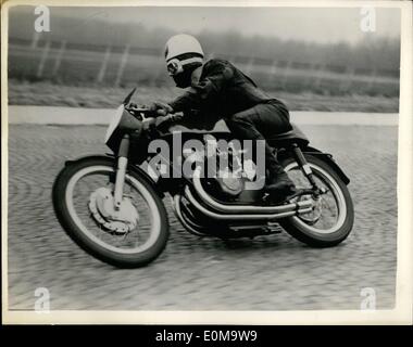 Mar 03, 1954 - Geoff Duke tenta di eseguire il nuovo Gilera. Britannici e del pilota italiano a quattro cilindri con macchina: mostra fotografica di Geoff Duke il famoso British Motor Cycle ace - visto in velocità quando ha testato il nuovo italiano cilindro 4 500 c.c. Gilera macchina a Monza. Foto Stock