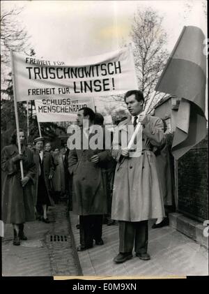 Apr. 17, 1954 - porre fine al sequestro! Libertà per Truchnowitsch! Sotto questa intestazione un rally di protesta contro il rapimento del primo presidente della Federazione russa il movimento di resistenza NTS, il dott. Alexander Truchnowitsch, si è verificato questo pomeriggio a Frankfurt am Main. Successivamente i partecipanti di questo movimento di emigrati e i numerosi presenti alla convenzione marciato alla residenza del russo missione militare in FFM-Niederrad al fine di dimostrare con opuscoli e bandiere contro questa egregia, nuovo atto di violenza dei sovietici. Foto Stock