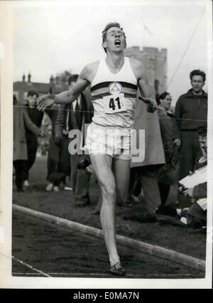 05 maggio 1954 - Roger Bannister batte i quattro minuti per miglio: il famoso British runner, Roger Bannister, stasera è diventato il primo Foto Stock