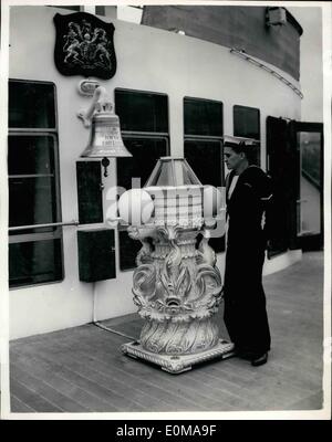 05 maggio 1954 - Immagini a bordo del Royal Yacht Britannia ora ormeggiato al molo di torre. La foto mostra in grado marinaio Leslie Howard, del Somerset, guardando la nave di pinnacle sul ponte sole della Royal Yacht. questo pinnacolo originariamente fornito dal Royal George, passò al Victoria and Albert Museum, e ora prende il suo posto in Britannia. Foto Stock