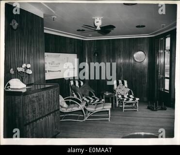 05 maggio 1954 - Immagini a bordo del Royal Yacht ''Britannia'' ora ormeggiato al molo di torre. OPS: all'interno della veranda che si collega con il sun deck. Foto Stock
