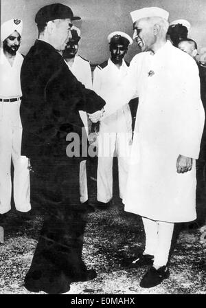 Jawaharlal Nehru saluta Zhou Enlai Foto Stock