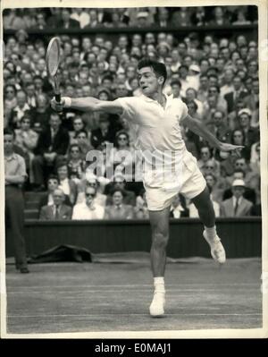 Giugno 30, 1954 - Wimbledon Tennis - Uomini Singoli Semi Finale. Rosewall v Trabert. Mostra immagine: Ken ROSEWALL di Australia, in azione contro Tony Trabert (USA), durante i loro semi-partita finale a Wimbledon oggi. Foto Stock