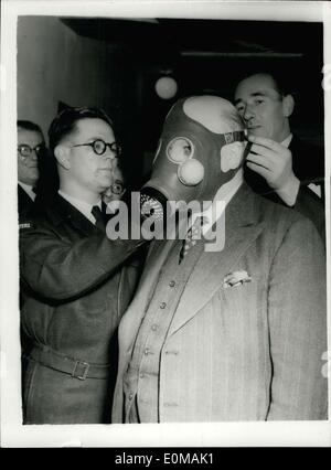 Lug. 05, 1954 - Home Secretary apre la città di Londra di Difesa Civile Centro.. Cerca sulla nuova respiratore civili. Sir Maxwell Fyfe l'Home Secretary aperto questa mattina la nuova City di Londra La Difesa Civile Centro, Basinghall Street.. La foto mostra: Sir David Maxwell Fyfe è equipaggiato con il nuovo stile di respiratore civili - dopo che egli aveva aperto il nuovo centro di questa mattina. Il respiratore di nuovo ha un cuscino di aria attorno al facepiece garantendo una calzata confortevole- ed è dotato di una valvola di uscita e separare occhio -in pezzi. Esso è realizzato in cinque dimensioni. Foto Stock