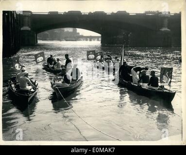 Lug. 07, 1954 - Il Set Swan-Uppers da Blackfrairs.: il famoso Swan tomaie dovevano essere visto l'impostazione off da san Paolo Pier, Blackfriars, questa mattina sulla tradizionale Swan cerimonie di marcatura sul Tamigi theRiver a Henley. La regina dei cigni rimangono disattivati - mentre quelle dei Tintori' Company and Vintners' Company ricevere segni sul loro fatture. Mostra fotografica di guardare verso il basso come il cigno tomaie iniziare il loro viaggio sul fiume from blackfriars questa mattina. Foto Stock