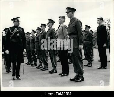 05 maggio 1954 - Duca di Gloucester ispeziona le protezioni: la Diga di Gloucester questa mattina ispezionati guardie scozzesi e granatiere protezioni a guardie Depot, Caterham. La foto mostra il duca di Gloucester visto ispezione di alcune delle nuove reclute - alcuni dei quali non hanno ricevuto yest le loro uniformi. Foto Stock