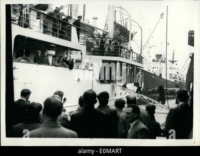 05 maggio 1954 - Russo nave cargo si prepara a lasciare Londra ma è ''arrestato'' espulso diplomatici possono essere a bordo.: Il passeggero russo nave da carico ''Helogstrov'' che sono arrivati in Surrey Commercial Docks prima questa settimana preparati a lasciare ancora oggi con a bordo si è pensato che le due Russe si attacca chi sono state ''espulso'' per lo spionaggio. Il recipiente è stato ''ARRESTATO " da un Admiralty Maresciallo di funzionari che è andato a bordo e fissato un mandato per la nave di montante di sollevamento Foto Stock