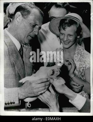 Lug. 07, 1954 - La famiglia reale danese di visitare i suini: durante la famiglia reale danese di visitare l'Bellahoj, la agricola annuale Foto Stock