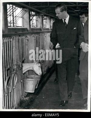 Lug. 07, 1954 - Il Duca di Edimburgo visita caseificio di ricerca: il Duca di Edimburgo visitato oggi l'Istituto nazionale per la ricerca in materia di dairying a Shinfield, nei pressi di lettura. Il duca è stata percorsa da un elicottero da Buckingham Palace. La foto mostra un curioso capra si affaccia da uno stallo come il Duca di Edimburgo superato da durante il suo tour del Caseificio di ricerca. Foto Stock