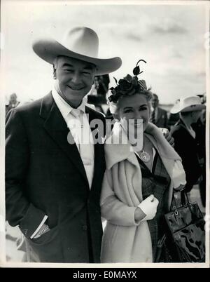 Lug. 07, 1954 - ''Hopalong Cassidy'' e ragazzi americani arrivano .. Avviamento visita in Gran Bretagna. Bill Boyd la schermata americano star eroe di 'Hopalong Cassidy' fama arrivò a Londra Airpost questa mattina con un gruppo di 48 ragazzi americani - uno per ogni Stato membro - per una buona volontà tournée in Inghilterra e Irlanda; la Scozia e il Galles. Essi sono stati soddisfatti da 48 ragazzi britannici - e la visita è noto come ''Operazione Amicizia" organizzato dalla varietà Club della Gran Bretagna. Mostra fotografica di Bill Boyd e sua moglie - al loro arrivo in aeroporto di Londra di questa mattina. Foto Stock