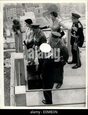 11 maggio 1954 - La famiglia reale a Gibilterra visita alla macachi: Mostra fotografica di H.M. La Regina - visto con ''MAX'' il leader del famoso macachi, quando con il Duca di Edimburgo (vede la telecamera più vicina) e i loro due bambini hanno visitato le scimmie a Gibilterra oggi. Foto Stock