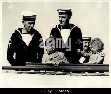 11 maggio 1954 - Il Royal visita a Gibralter.. I bambini guardano su.. Keystone Mostra fotografica di:- due valorosa Stokers leader di sostare dietro il principe Carlo e la principessa Anne come quest'ultima evidenzia un elemento di interesse dal dock del Britannia - durante il Royal visita a Gibralter. Foto Stock