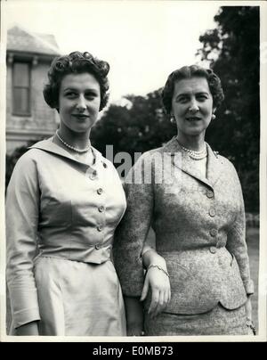 Lug. 07, 1954 - la Duchessa di Kent e la principessa Alexandra: S.A.R. la Duchessa di Kent e sua figlia la principessa Alexandra dovevano essere visto questa mattina a casa loro a Iver, Bucks. La foto mostra la Duchessa di Kent e la principessa Alexandra Coppins questa mattina. Foto Stock