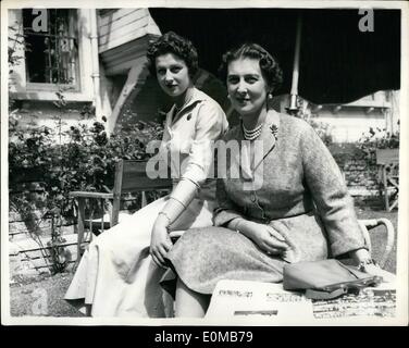 Lug. 07, 1954 - La duchessa di Kent e la Principessa Alexandra. Riproduzione di croquet.: S.A.R. La Duchessa di Kent e sua figlia la Principessa Alexandra dovevano essere visto questa mattina presso la loro casa Coppins, Iver, Bucks. La foto mostra la Duchessa di Kent e sua figlia la Principessa Alexandra raffigurato nel giardino della loro casa, Coppins, Ivor, Bucks. Foto Stock