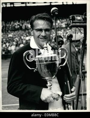 Lug. 07, 1954 - Drobny vince uomini singoli da Rosewall a Wimbledon. il campione con la coppa. mostra fotografica di Jaroslav Dronby con la coppa dopo aver ricevuto dalla duchessa di Kent - a Wimbledon questo pomeriggio. Ha vinto il uomini singoli forma Ken ROSEWALL 13-11: 4-6: 9-7. Foto Stock