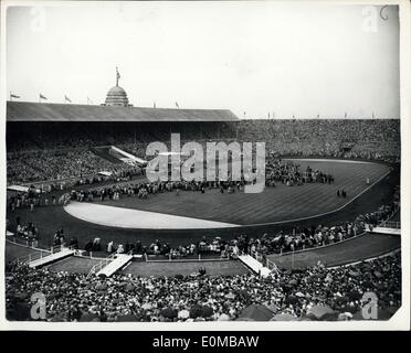 23 maggio 1954 - 120.000 pack Wembley per Billy Grahams della riunione finale.: un enorme folla di 120.000 è andato allo Stadio di Wembley la scorsa notte per ascoltare Billy Graham, l'evangelista americano durante la riunione finale dei suoi tre mesi di Greater London crociata. Mostra fotografica di vista generale della grande folla che ha partecipato Billy Grahams' crociata finale incontro allo Stadio di Wembley la scorsa notte. Foto Stock