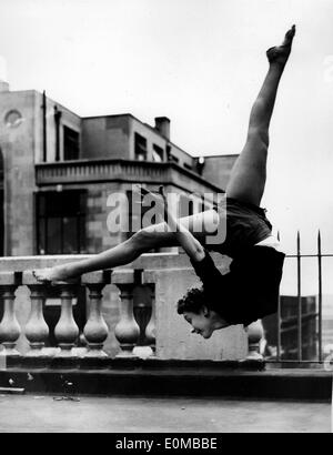 Maggio 27, 1954; Londra, Inghilterra, Regno Unito; ballerino acrobatico Sally Barnes ripassando sul tetto dell'Adelphi Theatre. (Credito immagine: Foto Stock