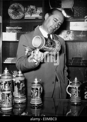 Regista Roberto Rossellini ammirando pentole in Germania Foto Stock