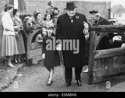 Sir Winston Churchill con il nipote Nicholas Soames Foto Stock