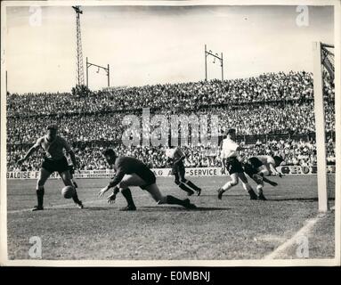 Giugno 06, 1954 - Uruguay battuto Inghilterra in Coppa del Mondo corrispondono.: Inghilterra sono stati battuti da quattro obiettivi per due in Coppa del Mondo di calcio contro Uruguay ieri a Basilea. La foto mostra il portiere uruguayano, Maspoli, cancella la palla da due inglesi che inoltra il lettore RUSH su praticamente in rete. Foto Stock