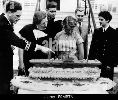 La principessa Irene riceve una torta dalla Marina militare per il suo compleanno Foto Stock