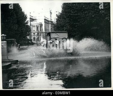 Agosto 08, 1954 - Londra inondati da FREAK STORM: una violenta tempesta che trasformarono in giù nella valle del Tamigi la scorsa notte a Londra immerso nelle tenebre. Pioggia torrenziale intrisa di migliaia di persone, le strade sono state allagate, e molti edifici sono stati colpiti da un fulmine. Per venti minuti la tempesta ancorato il Campidoglio. Il cessò come improvvisamente come aveva cominciato. La foto mostra un auto schizzi attraverso la strada allagata in Birdcage a piedi, il St James Park, dopo che ieri la tempesta. Foto Stock