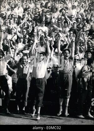 Giugno 06, 1954 - Austria Svizzera 7 : 5. Un molto curioso risultato in un gioco dei campionati del mondo di calcio. Spettatori entusiasti potrebbe allietare nei primi tre minuti del match per tre obiettivi del team svizzero. Ma poi è stato cambiato contro di loro. Keystone foto di Giugno 27, 1954. Foto Stock