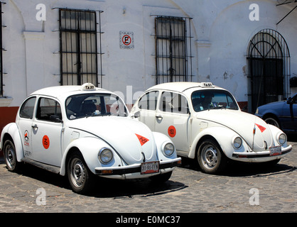 Due bianchi VW Beetls taxi in Taxco, Guerrero, Messico Foto Stock