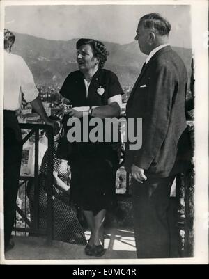 Agosto 08, 1954 - Regina Juliana dei Paesi Bassi visite Pompei, gli ospiti sulla crociera greca vaporizzatore; Mostra fotografica di Regina Juliana dei Paesi Bassi visto durante la sua recente visita alle rovine di Pompei. La regina con il Principe Bernhard e il traino di qui le figlie sono inclusi nel 95 Royal gli ospiti che prendono parte a dodici giorni di crociera a bordo della nave greca Agamennone come ospiti di Paolo re e regina Fredel della Grecia. Foto Stock